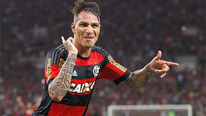 Imagem colorida de Guerrero com a camisa do Flamengo -Metrópoles
