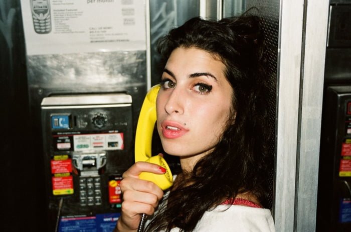 Amy Winehouse com telefone amarelo - Metrópoles