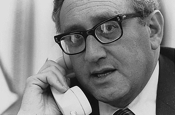imagem em preto e branco de Henry Kissinger ao telefone - Metrópoles