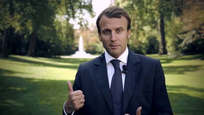 O presidente francês Emmanuel Macron, ao fundo um jardim -- Metrópoles