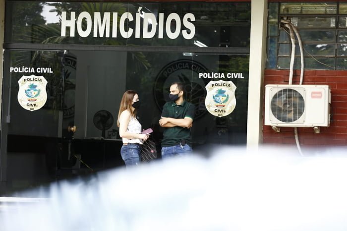 Foto colorida de Agentes de polícia na porta da delegacia de homicídios de Goiânia, Goiás - Metrópoles