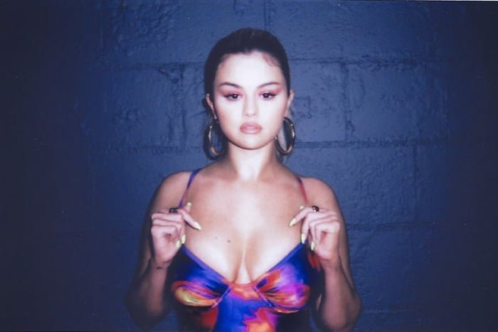 Selena Gomez com biquíni azul e colorido - Metrópoles