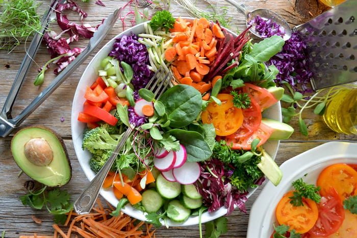 Salada colorida em prato fundo - Metrópoles