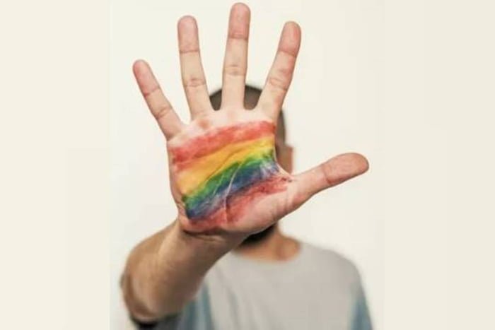 Ataque homofóbico. Mão com arco-íris pintado homofobia - Metrópoles