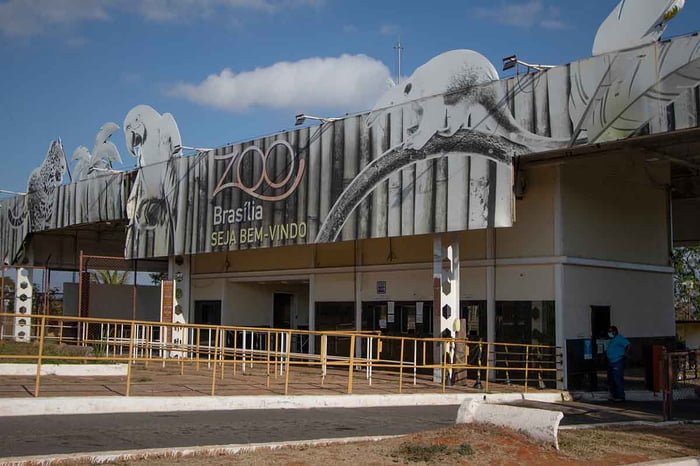 Imagem colorida da fachada da Fundação Jardim Zoológico de Brasília