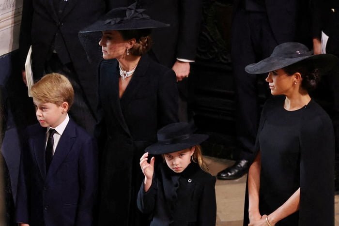 Kate Middleton, princesa Charlotte, príncipe George e Meghan Markle