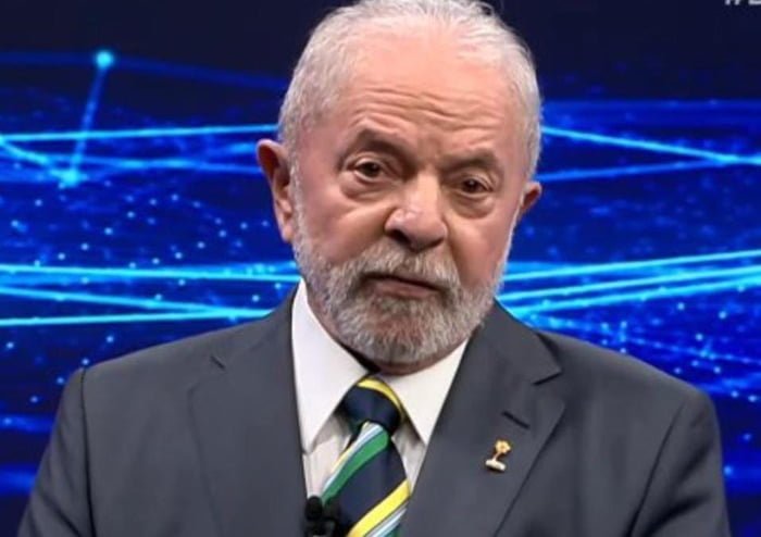 Lula participa de debate da Band com broche contra a exploração sexual infantil