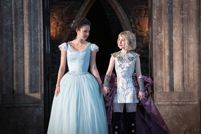 personagens de mãos dadas em entrada de castelo em cena do filme "A Escola do Bem e do Mal", na Netflix - Metrópoles
