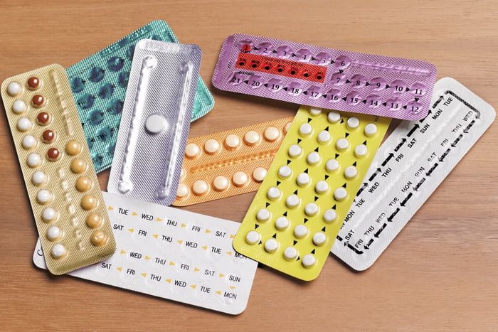 Foto colorida de embalagens de medicamentos anticoncepcionais
