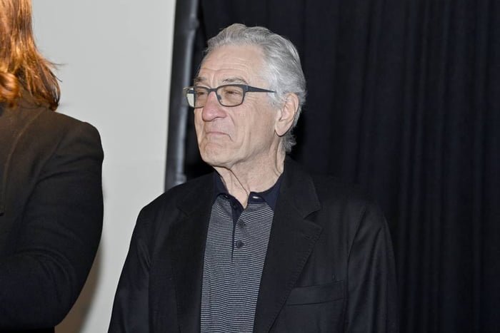 Robert De Niro usando óculos de grau e usando blazer e blusa de botão - Metrópoles