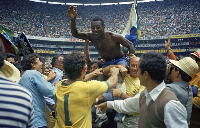 Edson Arantes Do Nascimento, o Pelé, do Brasil, comemora a vitória após vencer a Copa do Mundo de 1970 no México, partida entre Brasil e Itália, no Estádio Azteca - Metrópoles