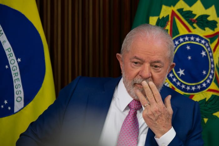 Presidente Lula com as mãos no rosto durante primeira reunião ministerial do governo Lula - Metrópoles