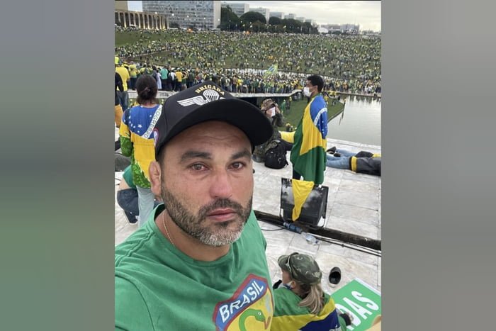 Léo Índio, sobrinho de Bolsonaro, em ato terrorista. Ele tira selfie do alto do Congresso Nacional em meio a várias pessoas - Metrópoles
