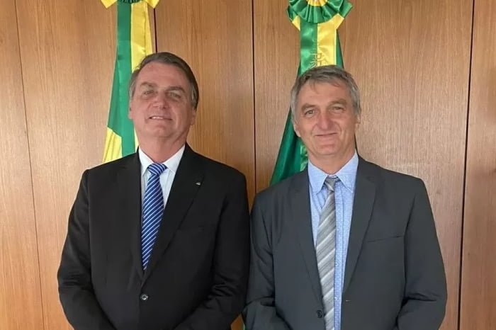 O ex-presidente Jair Bolsonaro em foto posada ao lado do irmão Renato Bolsonaro