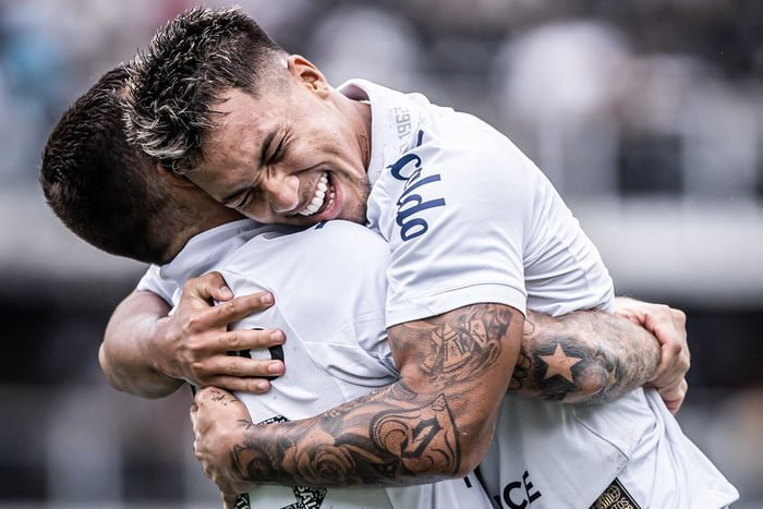Marcos Leonardo abraçando Lucas Lima