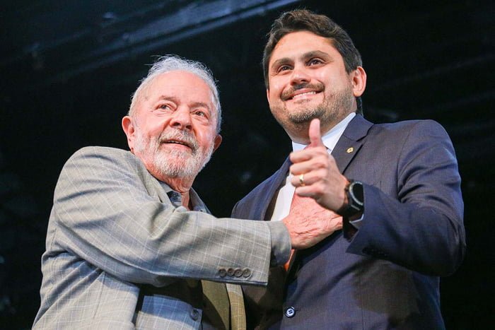 Presidente Lula e Juscelino Filho, ministro das comunicações e o presidente Lula - Metrópoles