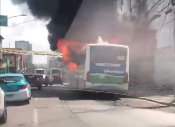 imagem de ônibus em chamas após ataque no Rio de Janeiro