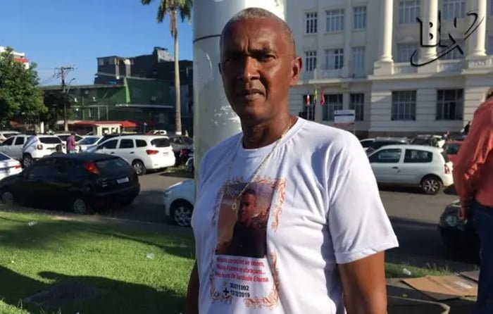 Pai usa camisa com o rosto do filho, motorista de app morto em chacina em Salvador - Metrópoles