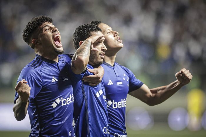 Jogadores do Cruzeiro comemorando gol