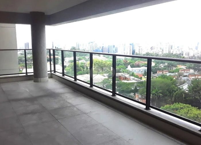 Vista da sacada de apartamento de mais de 300 m² na região do Morumbi, em São Paulo
