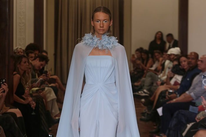 Na imagem com cor, modelo usa vestido azul em desfile do Marcelo Quadros - Metrópoles