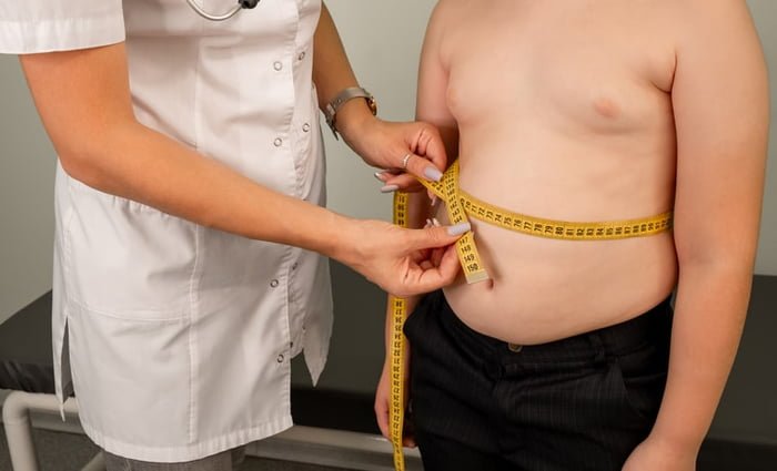 Adolescente obeso, nutricionista mede a barriga de jovem obeso - Metrópoles