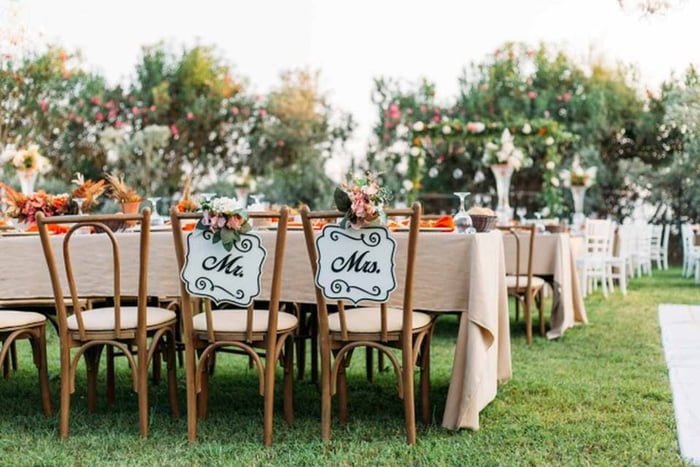 Na foto, uma mesa com duas cadeiras decoradas para casamentos - Metrópoles