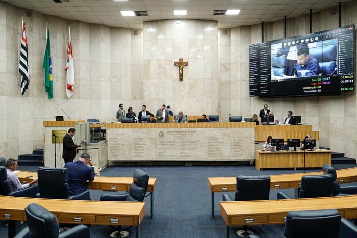 Imagem colorida mostra vereadores no plenário da Câmara Municipal de São Paulo, votando a aprovação do Parque do Rio Bixiga - Metrópoles