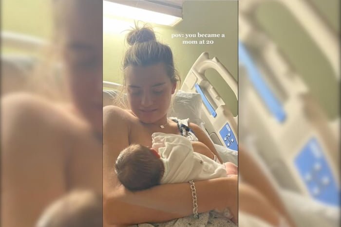 Mãe em cama de hospital segurando bebê nos braços