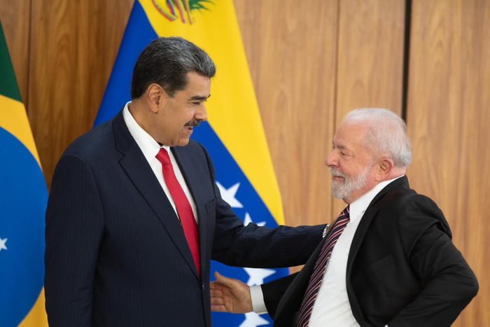 Imagem colorida mostra o presidente do Brasil, Luiz Inácio Lula da Silva, ao lado do presidente venezuelano, Nicolás Maduro - Metrópoles