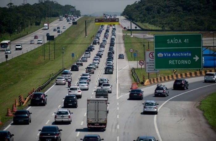 Imagem colorida mostra tráfego na Rodovia Anchieta, que liga São Paulo ao litoral paulista; previsão de que mais de 5 milhões de carros desçam a serra para o ano novo - Metrópoles