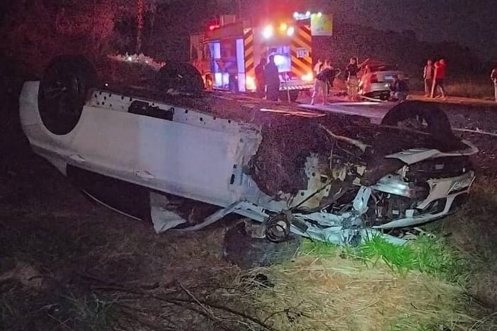 Foto colorida de BMW após acidente em Santa Catarina - Metrópoles