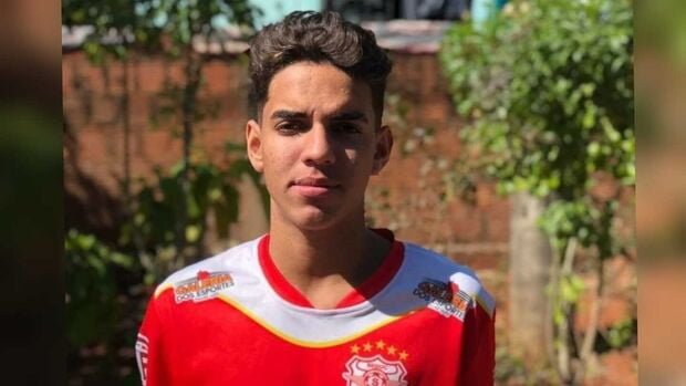 Fotografia colorida de Hugo Vinícius, jogador de futebol de 19 anos que teve corpo eencontrado esquartejado