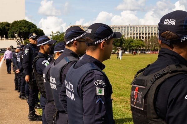 Policiais militares lado a lado fazem segurança pública em Brasília