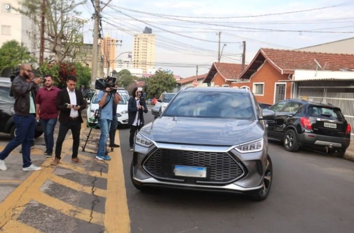 Imagem colorida do carro do casal acusado de agressão ao ministro alexandre de moraes chegando na delegacia da PF em Piracicaba - metrópoles