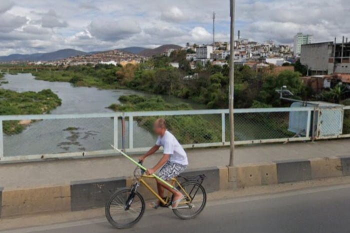 foto colorida de homem de bicicleta em ponte na cidade de Jequié Bahia - Metrópoles