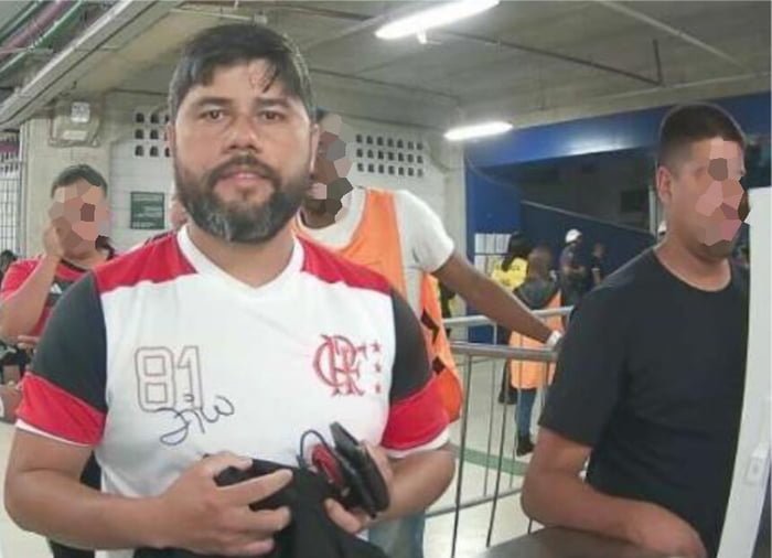 Foto colorida de torcedor do Flamengo, de barba, ventindo camiseta ddo cllube carioca em catraca do estádio do Palmeiras, em São Paulo - Metrópoles