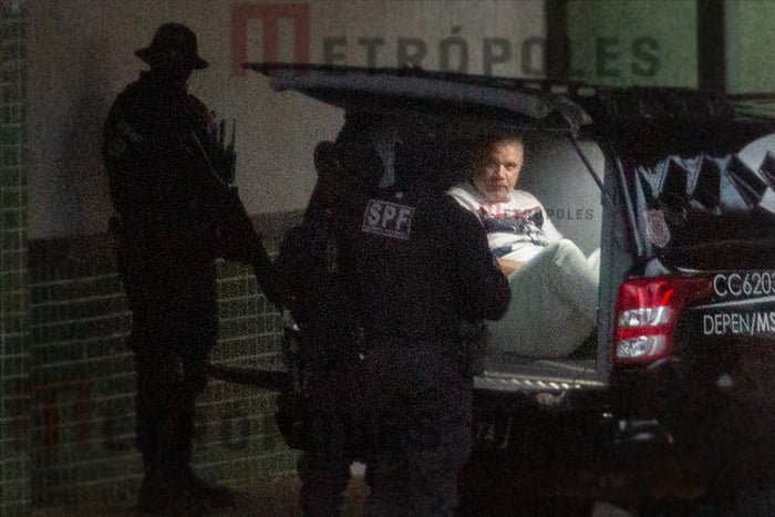 Imagem colorida mostra Ex-bombeiro Maxwell Simões Corrêa, que participou do plano para assassinar a vereadora Marielle Franco, preso na Operação Élpis, chega a Brasília e elevado em comboio policial até o IML da PCDF - Metrópoles