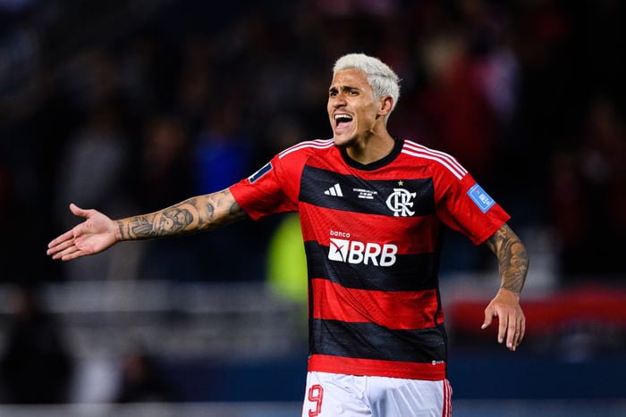 Imagem colorida de Pedro com a camisa do Flamengo - Metrópoles