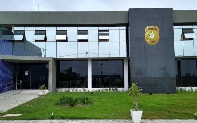 Imagem colorida da fachada da Polícia Civil de Alagoas - Metrópoles