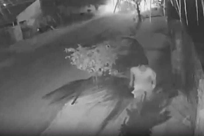 Imagem mostra trecho de vídeo que mostra suspeito de causar acidente fugindo da cena - Metrópoles