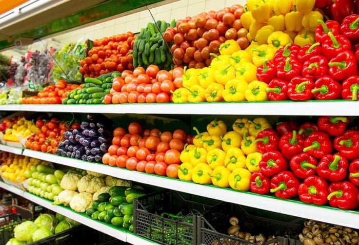 Prateleira de um mercado cjheia de verduras e frutas da estação - Metrópoles