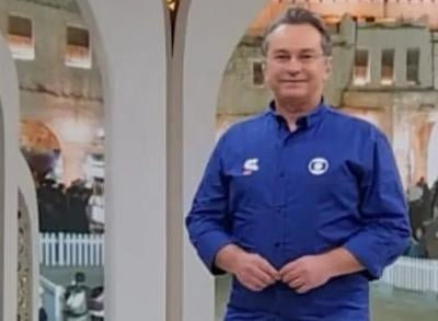 O jornalista Rembrant Júnior, de camisa azul, trabalhando na Globo