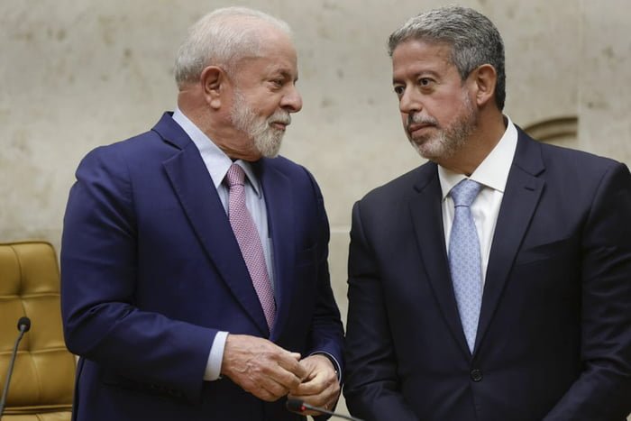 Presidente Lula e Arthur LIra durante posse do ministro do STF Cristiano Zanin - Metrópoles 1