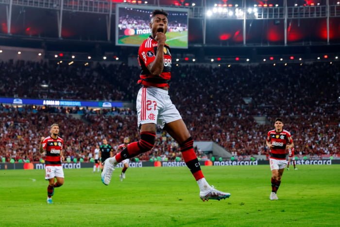 Jogador Bruno Henrique pula pra comemorar gol e é observado por Arrascaeta e Ayrton Lucas - Metrópoles