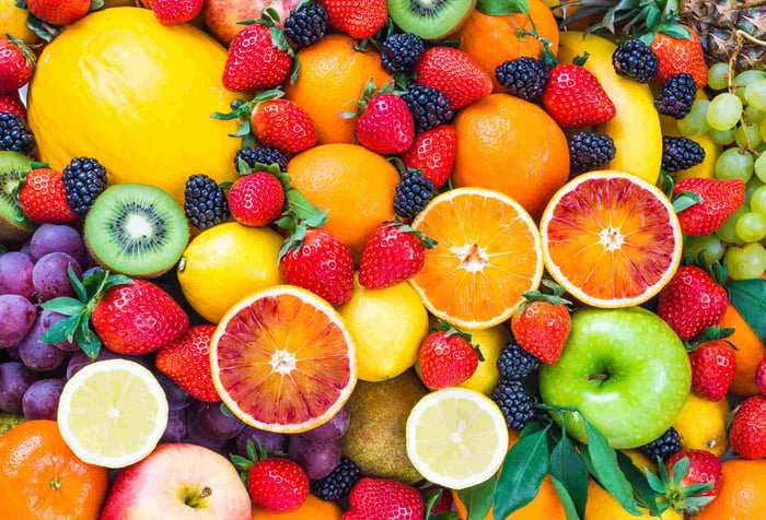 Foto mostra uma porção de frutas, risco de ficar doente - Metrópoles