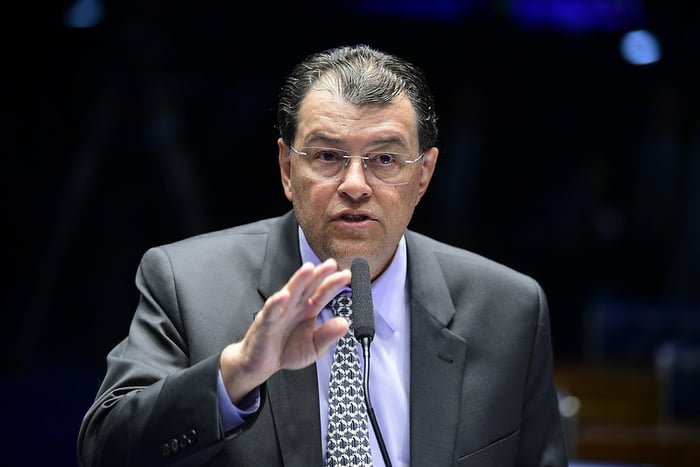 O senador Eduardo Braga, do MDB do Amazonas, discursa no plenário durante sessão do Senado "imposto do pecado" - Metrópoles
