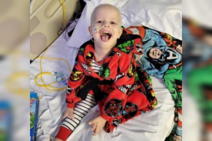 Foto mostra criança em cama de hosptial sentada e sorrindo - câncer - neuroblastoma - Metrópoles