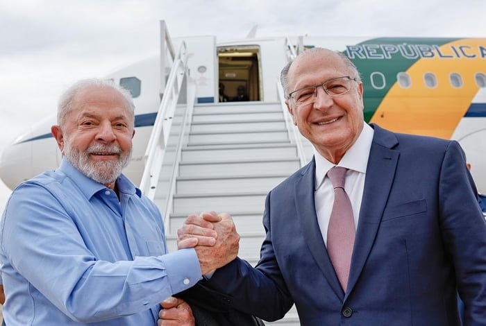 imagem colorida presidente Lula embarcando avião - Metrópoles