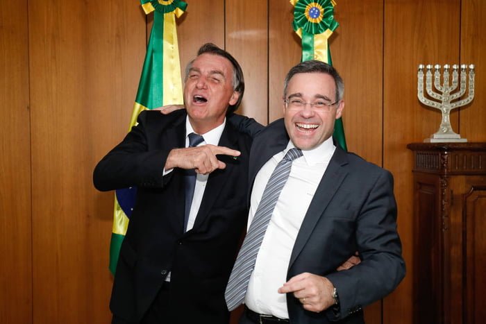 Jair Bolsonaro, então presidente da República, confraterniza com o ministro do STF André Mendonça